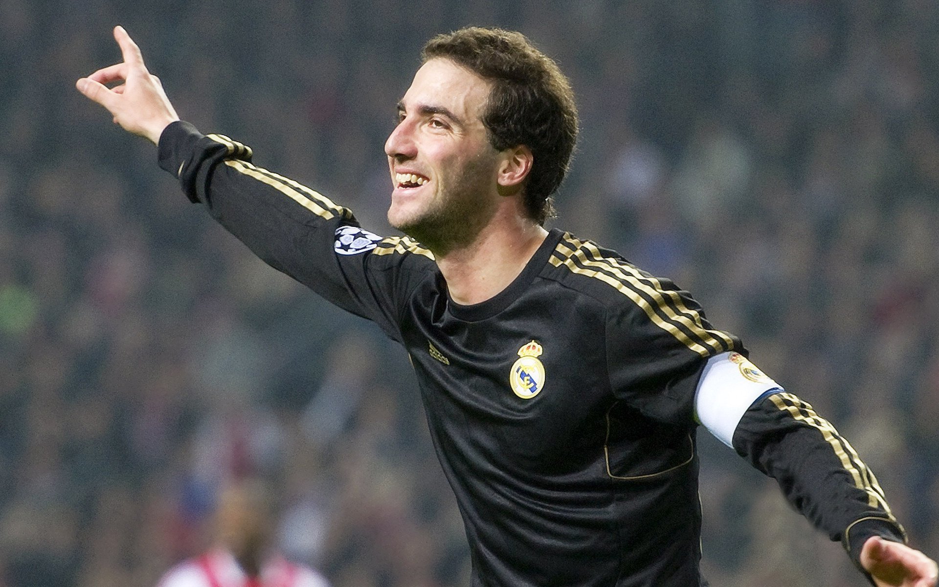 开云综合服务-比赛亮点：李明的精彩突破和助攻让对手防不胜防！，李明进球